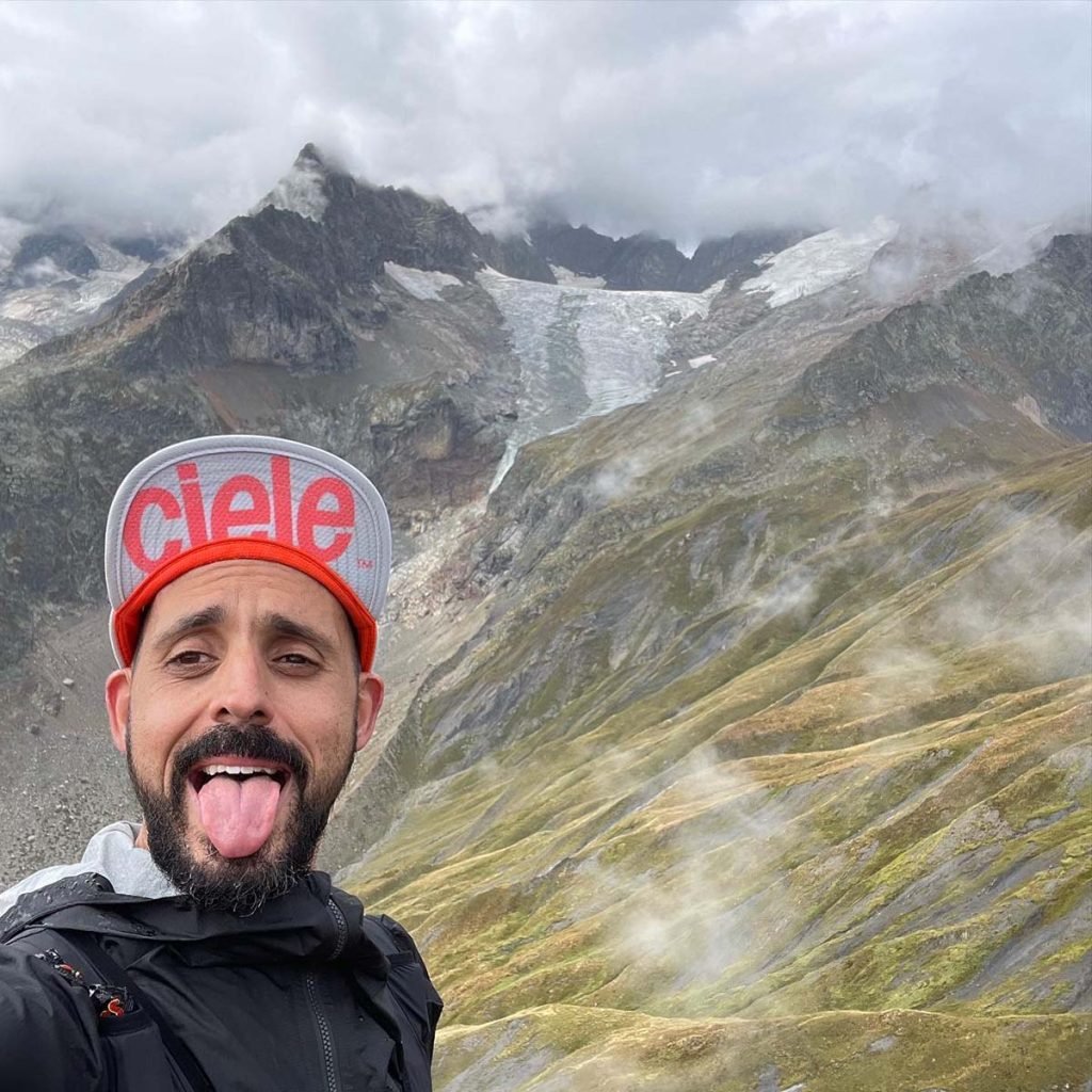 Yo sonriendo por las montañas