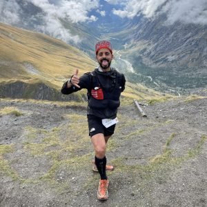 Carlos Jonay Suárez en una fotos en medio de los Alpes mientras disputaba la UMTB - CCC en el año 2022